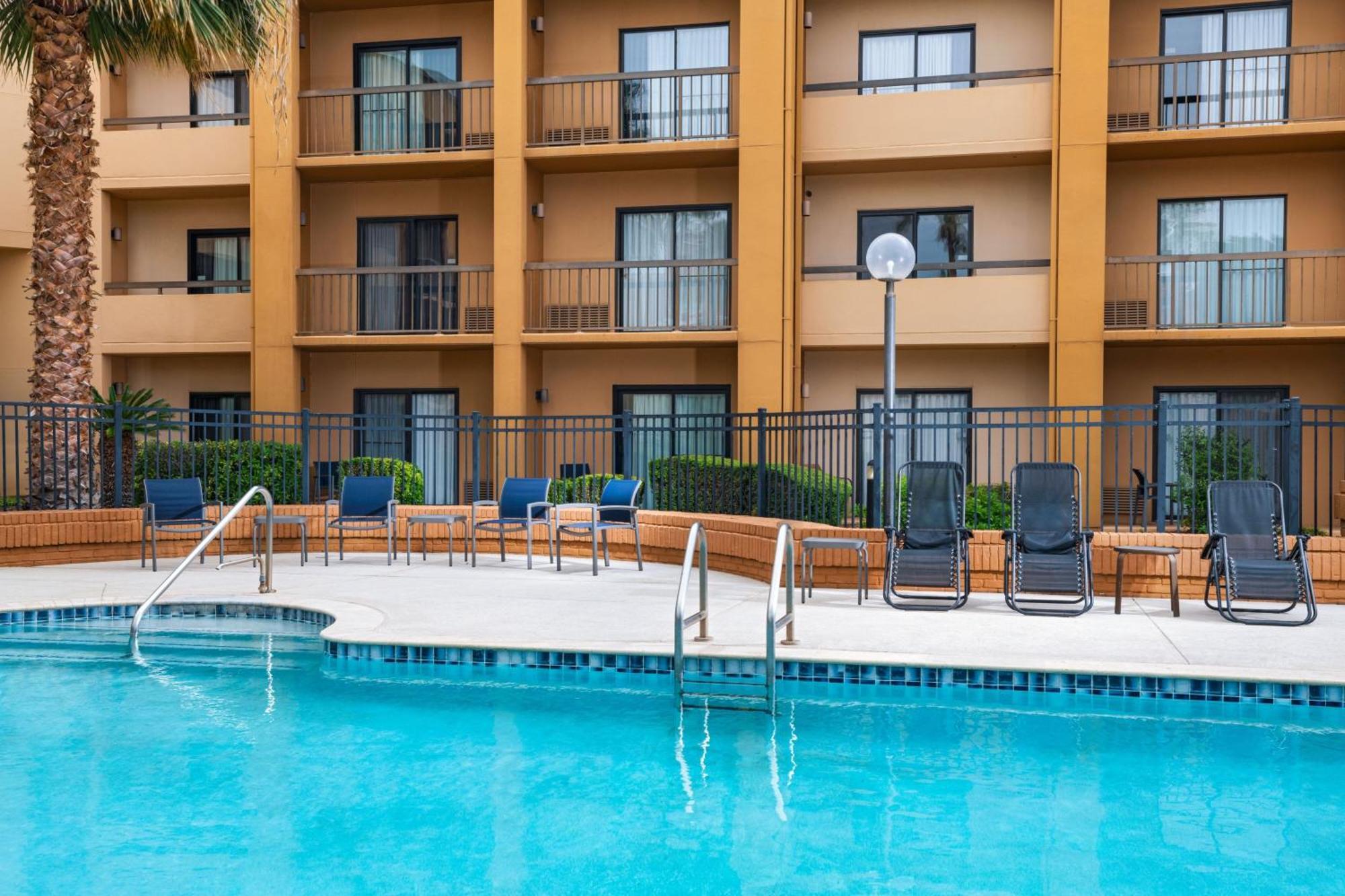 Courtyard By Marriott San Antonio Airport Hotell Exteriör bild